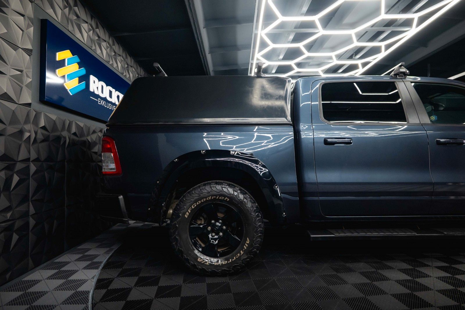 Fahrzeugabbildung Dodge RAM 5.7 V8 HEMI 4x4 Offroad Night  LPG Hardtop