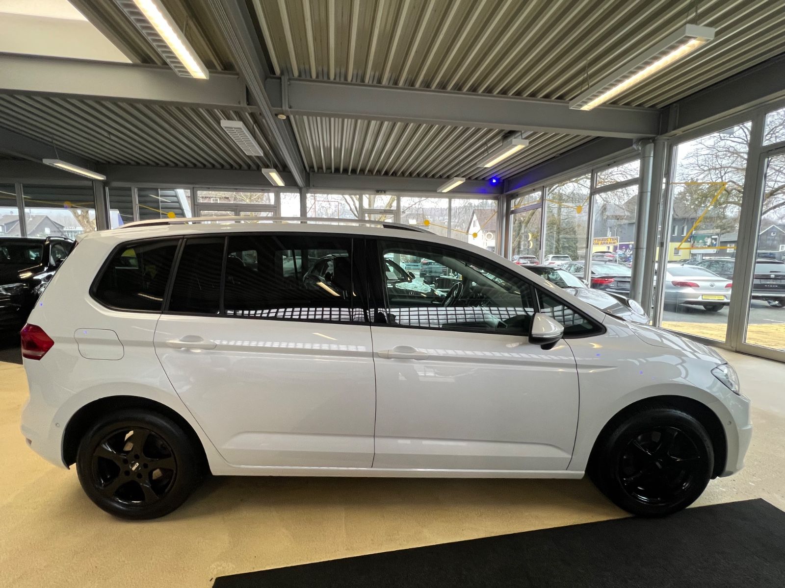 Fahrzeugabbildung Volkswagen Touran 2.0 TDI Comfortline *PERLMUTTWEIß*NAVI*