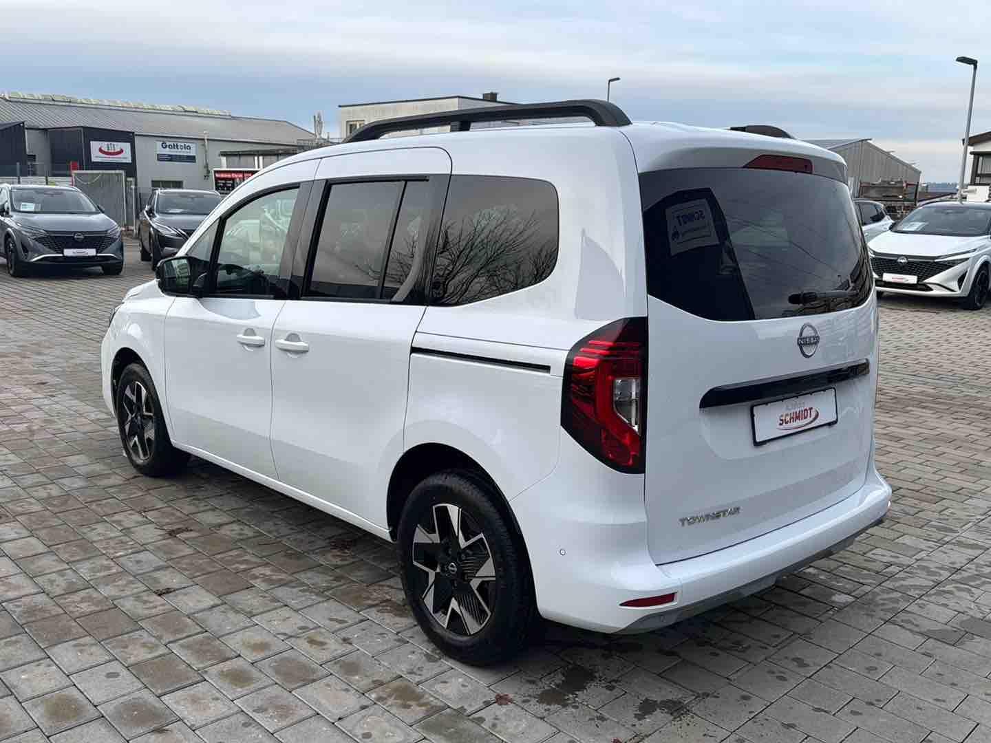Elegantes Nissan Townstar Automatik Bildernull