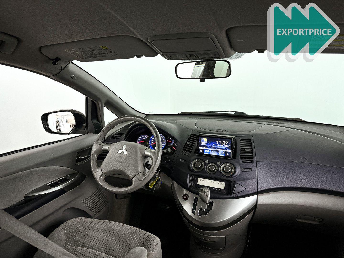Mitsubishi Grandis 2005 — interior