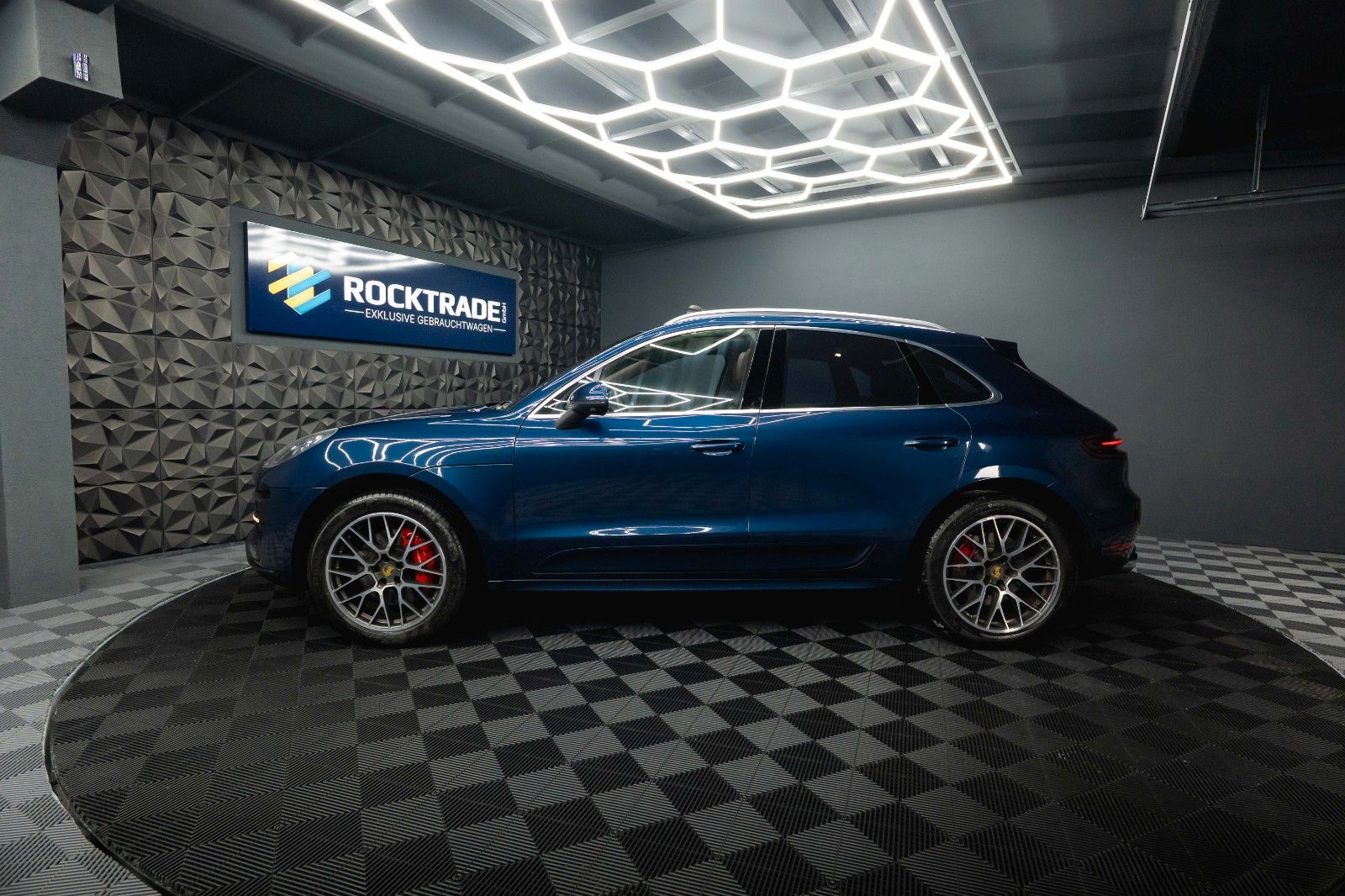 Fahrzeugabbildung Porsche Macan Turbo Sport-Design Chrono+ *Pano*DAB*LED*