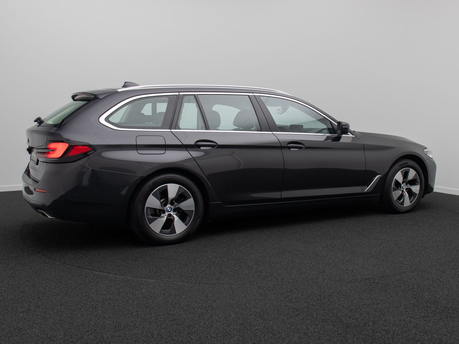 Fahrzeugabbildung BMW 520d DAB Kamera AHK Panorama HUD Leder Standheiz
