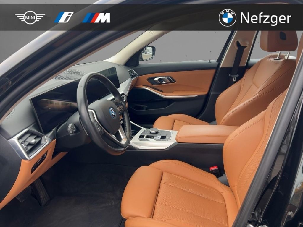BMW 320 e xDrive Touring Navi Pano HiFi RFK Sportsit foto 8