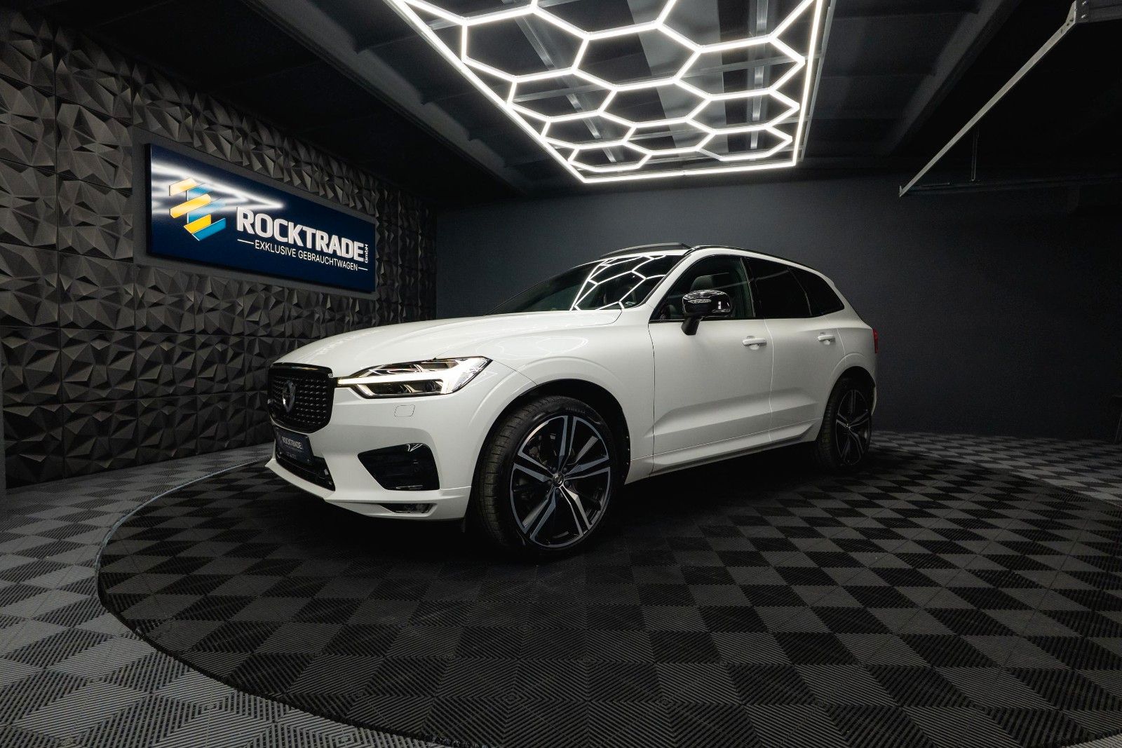 Fahrzeugabbildung Volvo XC60 R Design AWD | ACC | Pano | B&W | LED | 21`
