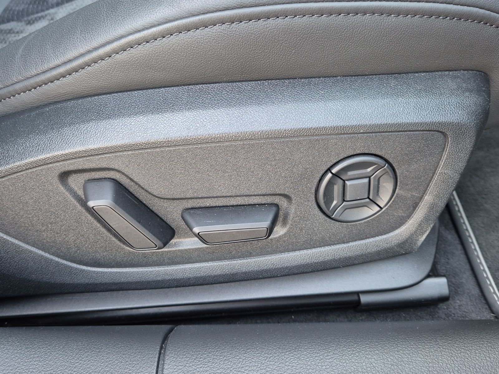 Fahrzeugabbildung Audi S6 Avant TDI quattro Matrix Navi AVC ACC B&O SHZ