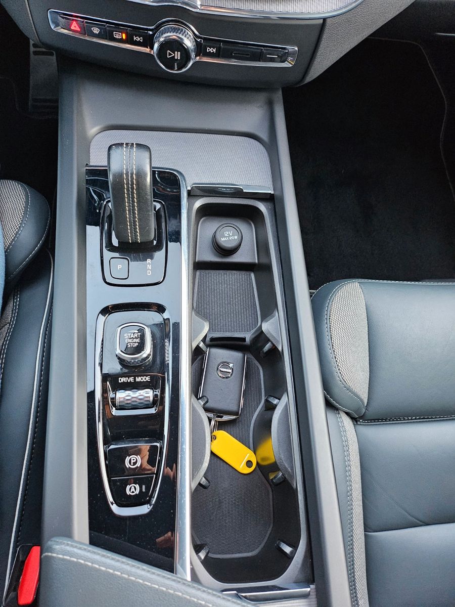 Fahrzeugabbildung Volvo XC60 R DesignmPlug-In Hybrid AWD