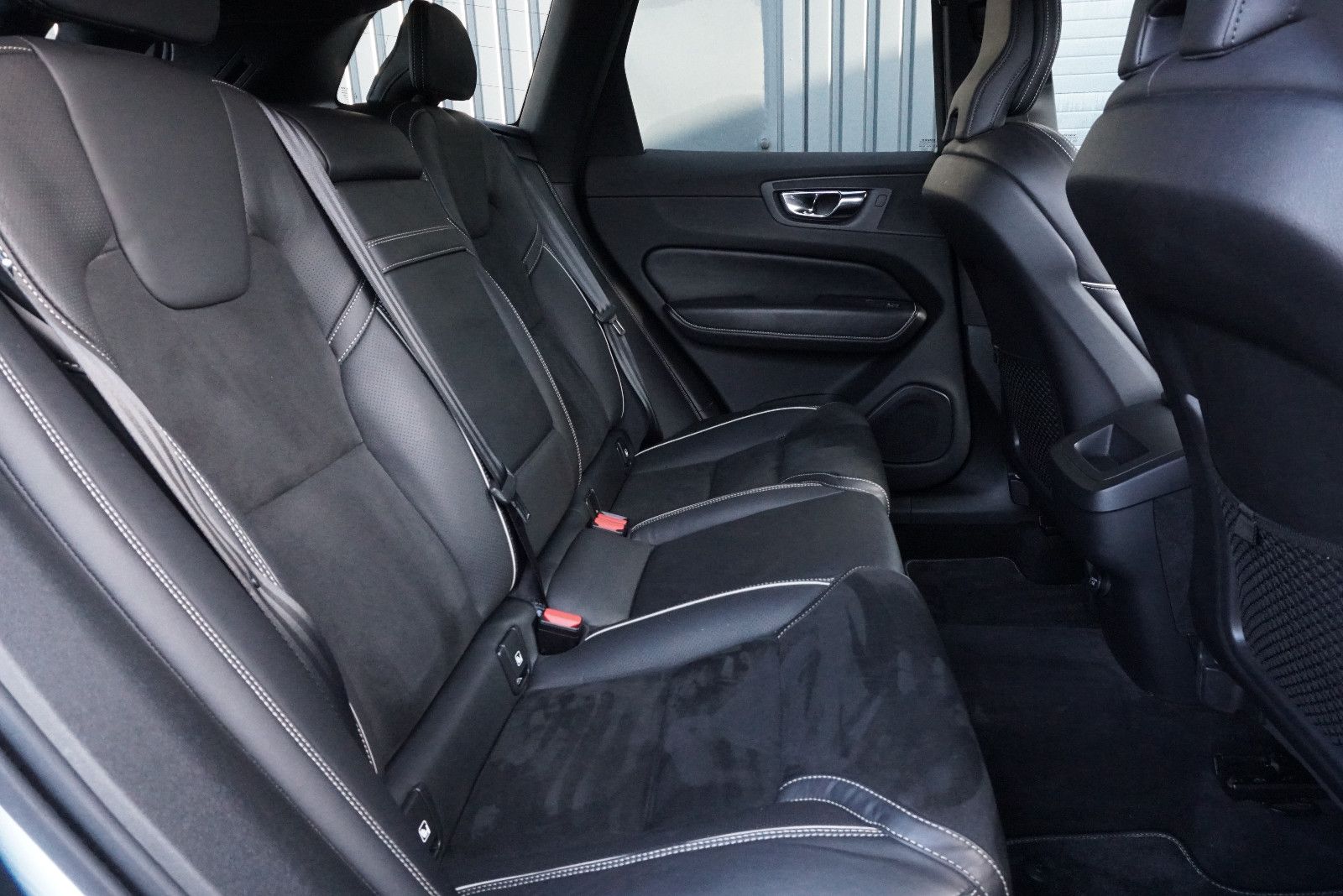 Volvo XC60 R-Design AWD 360° SHZ AHK LED NAV Harman Ka foto 17