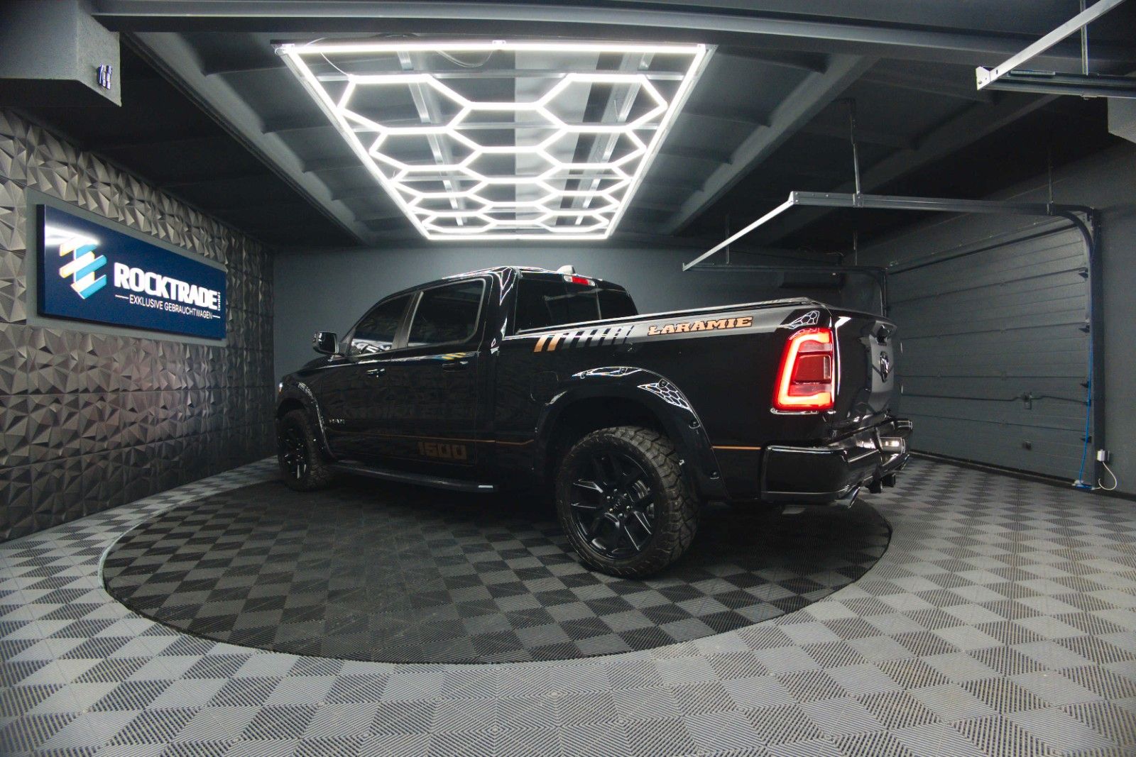 Fahrzeugabbildung Dodge RAM 5.7 V8 HEMI 4x4 Night LARAMIE LONGBED 19%
