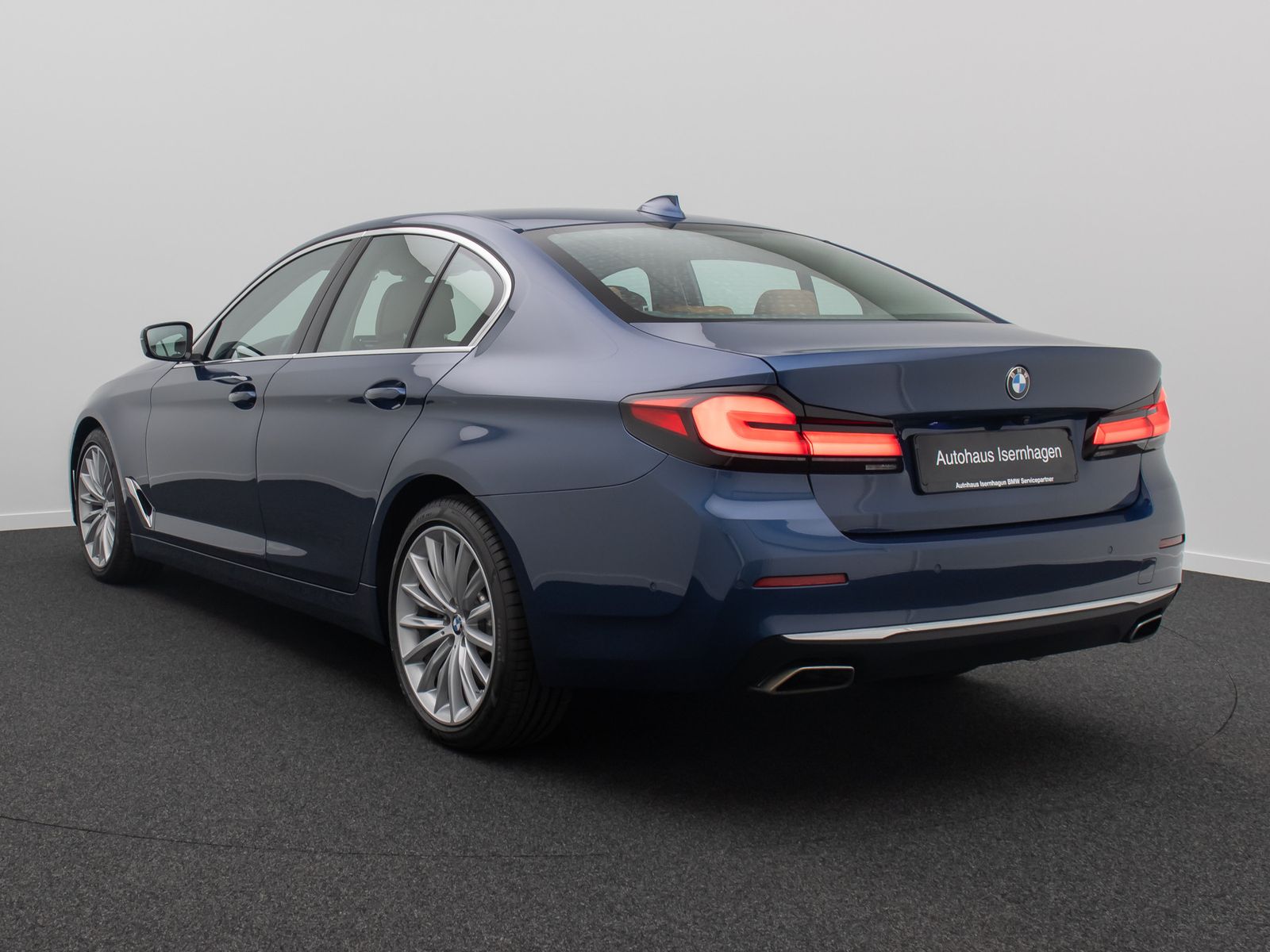 Fahrzeugabbildung BMW 530d xD LuxuryLine H/K DAB Komfort Alarm AHK ACC