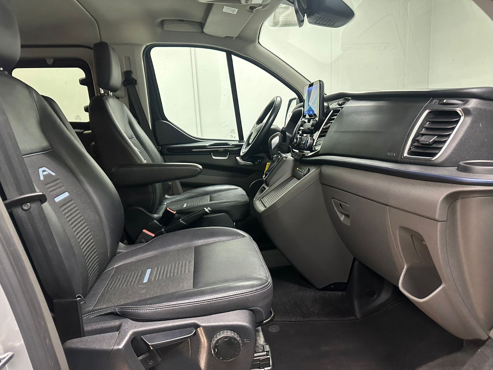 Fahrzeugabbildung Ford Tourneo Custom 320 L2H1 Autm. Active Bus*ACC*8