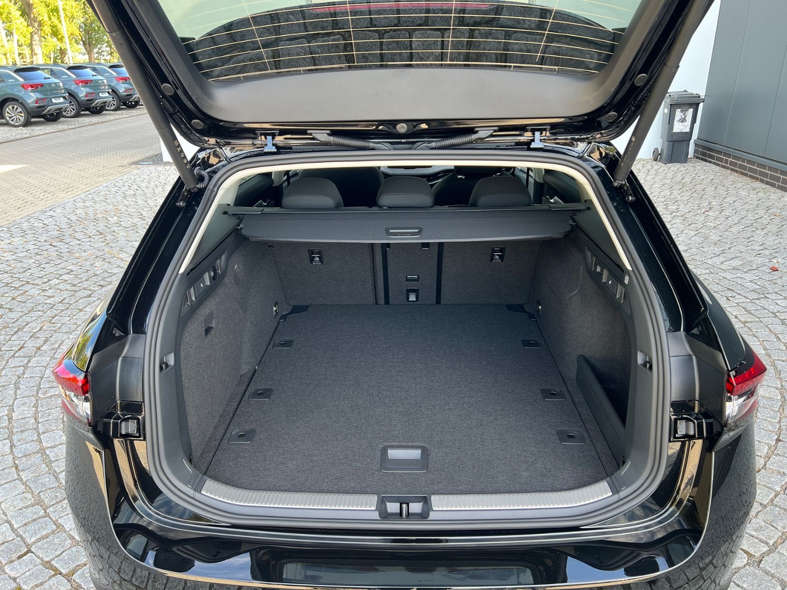 Fahrzeugabbildung SKODA Superb Combi Selection 2.0 TDI DSG *AHK, Navi, K