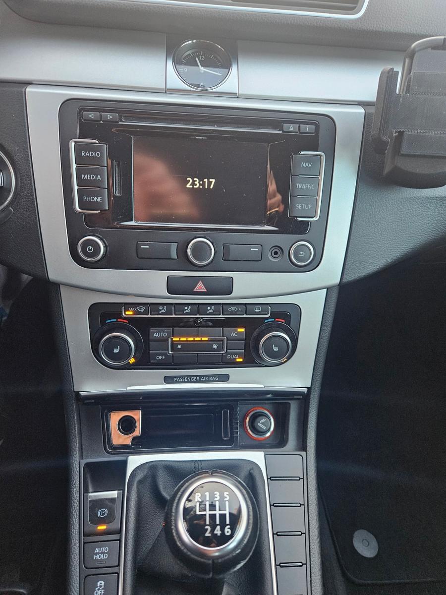 Volkswagen Passat 2011 — photo 8