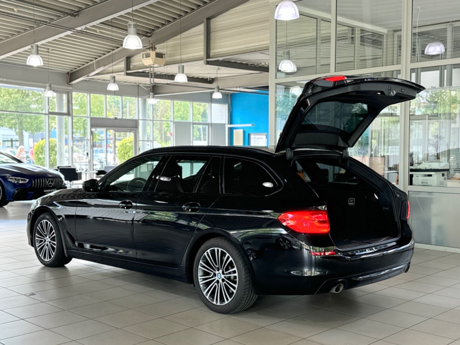 Fahrzeugabbildung BMW 520d xD Sport Line Panorama Kamera HUD DAB HiFi