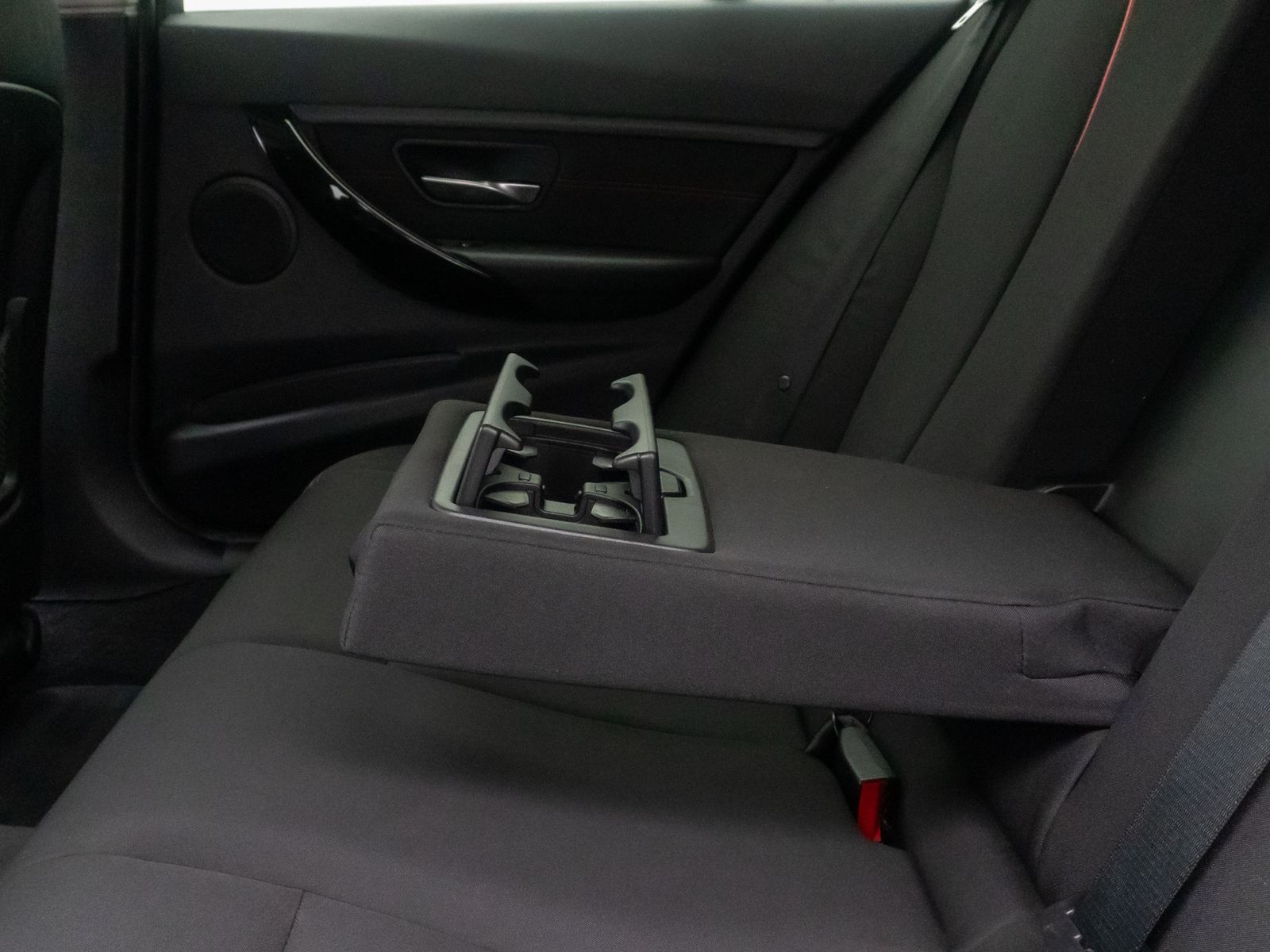 Fahrzeugabbildung BMW 320d Sport Line PDC Bi-Xenon HiFi NaviPro Lordos