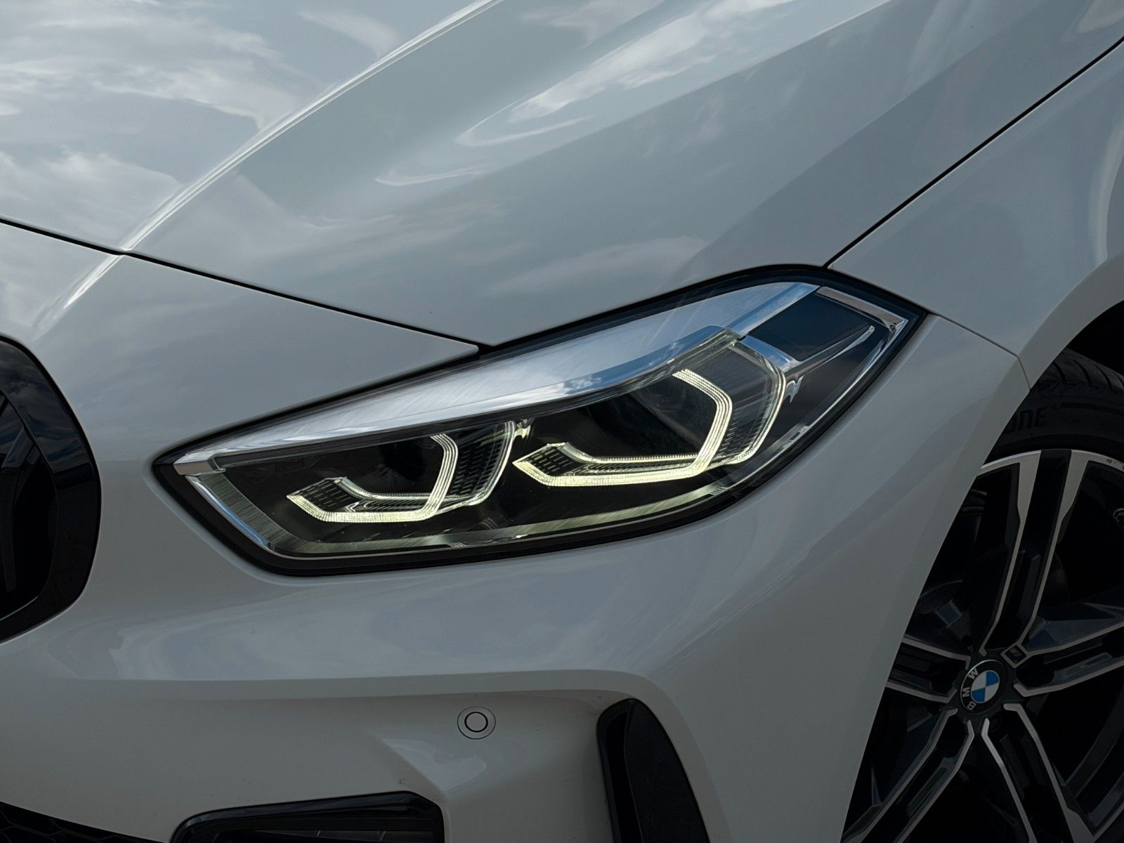 Fahrzeugabbildung BMW 118i M Sport SHZ HiFi Adap. LED PDC TEMP CarPlay