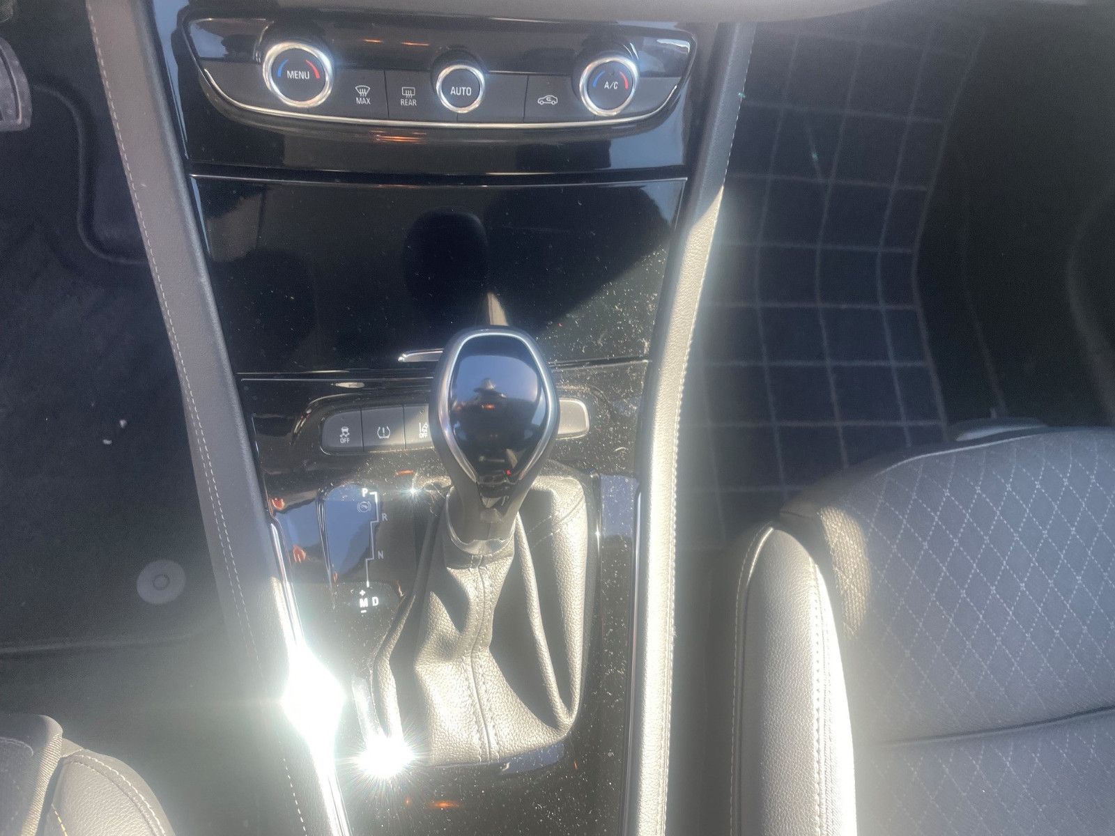 Fahrzeugabbildung Opel Grandland Elegance AT+elektr. Heckklappe+Sitzhzg