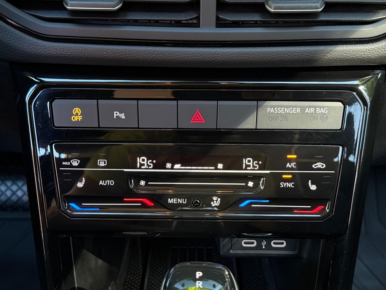 Fahrzeugabbildung Volkswagen T-Cross 1.0 TSI DSG Life LED+KAM+ACC+CARPL+SHZ+