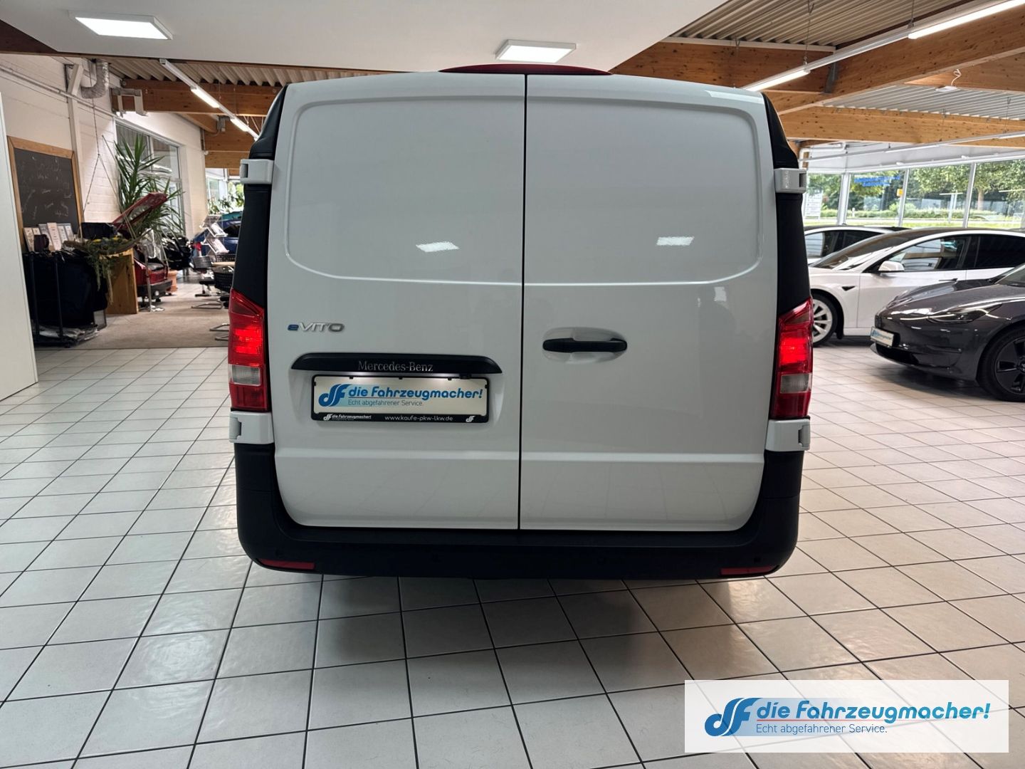 Fahrzeugabbildung Mercedes-Benz Vito Kasten e111 lang  LONG RANGE 60 DAB SHZ Rüc