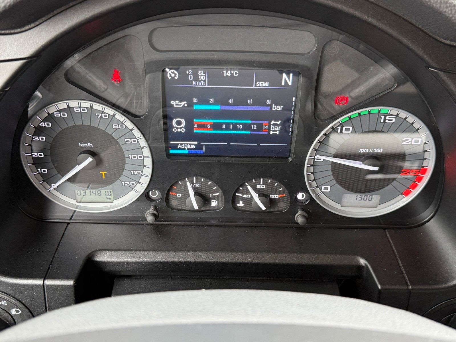 Fahrzeugabbildung Iveco X-WAY 490 2 Kreis-Hydraulik *Miete*