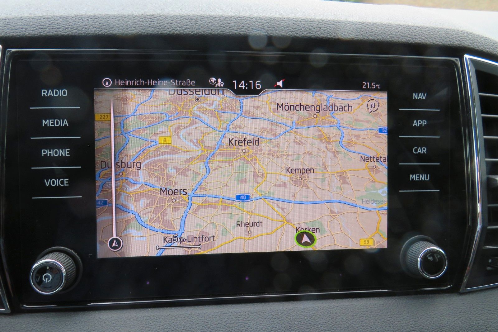 Fahrzeugabbildung SKODA Karoq Ambition DSG GRA AHK SITZH. KAMERA NAVI 1.