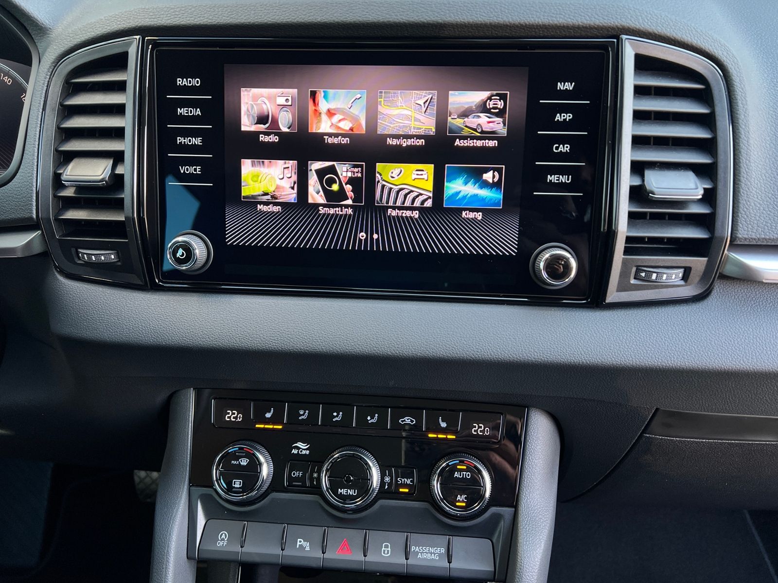 Fahrzeugabbildung SKODA Karoq Tour 1.5 TSI DSG *AHK, 17" LM-Felge, Navi,