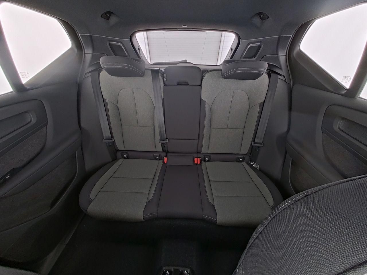 Fahrzeugabbildung Volvo XC40 Plus Dark 2WD