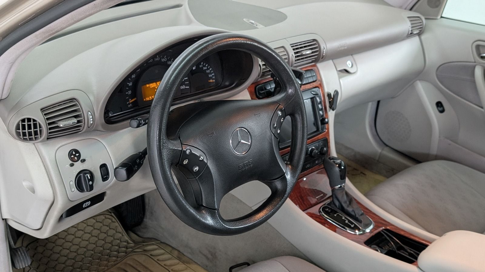 Fahrzeugabbildung Mercedes-Benz C 180 HU/AU bis 12.27 * Sitzhzg. * Schiebedach *