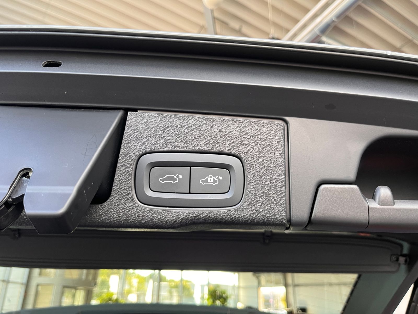 Fahrzeugabbildung Volvo XC60 Core 2WD STNDHZ LED NAV SHZ 19"