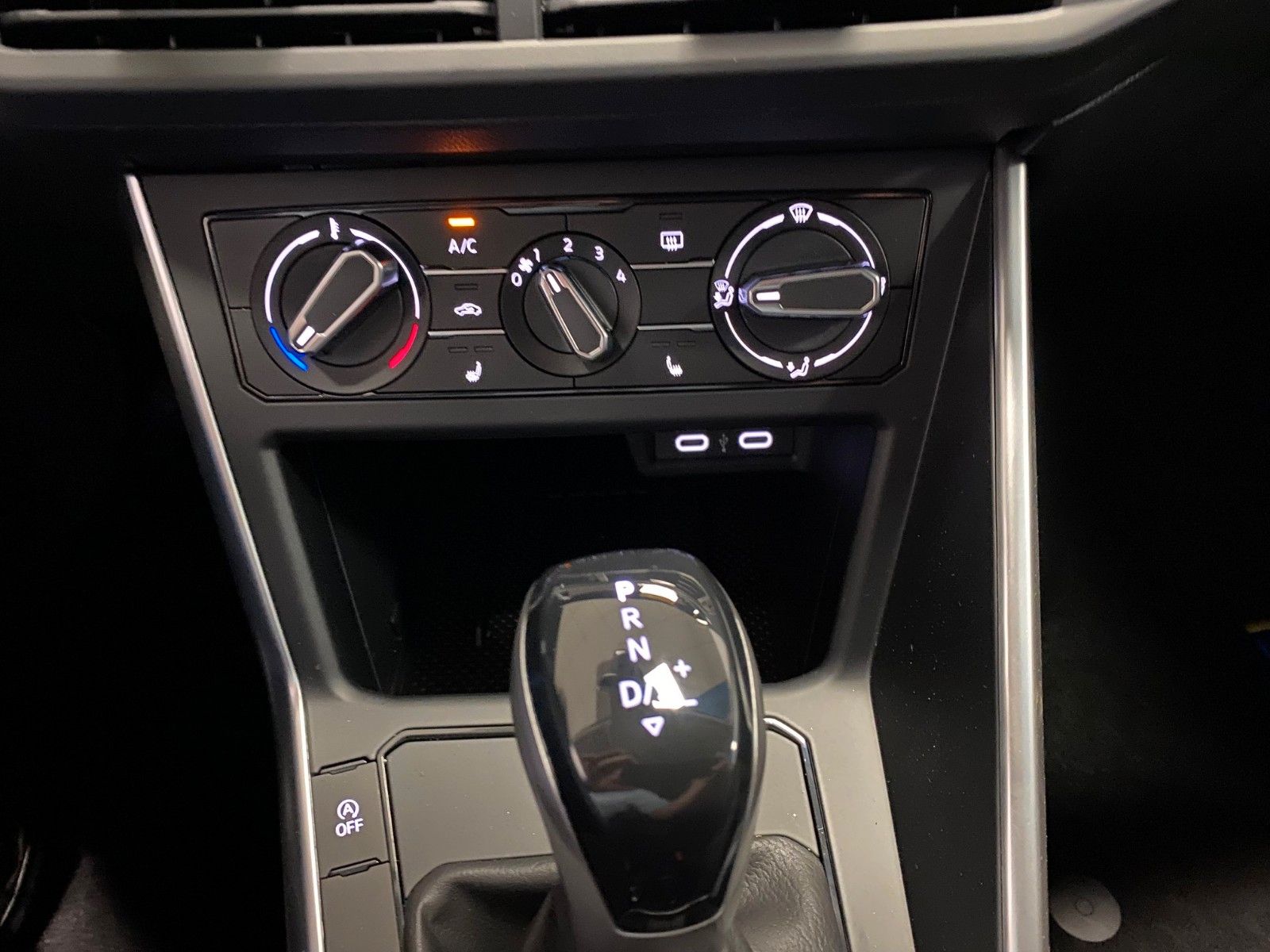 Fahrzeugabbildung Volkswagen Polo 1.0 TSI 70kW DSG Life+ALLWETTER+APP+GARANTI