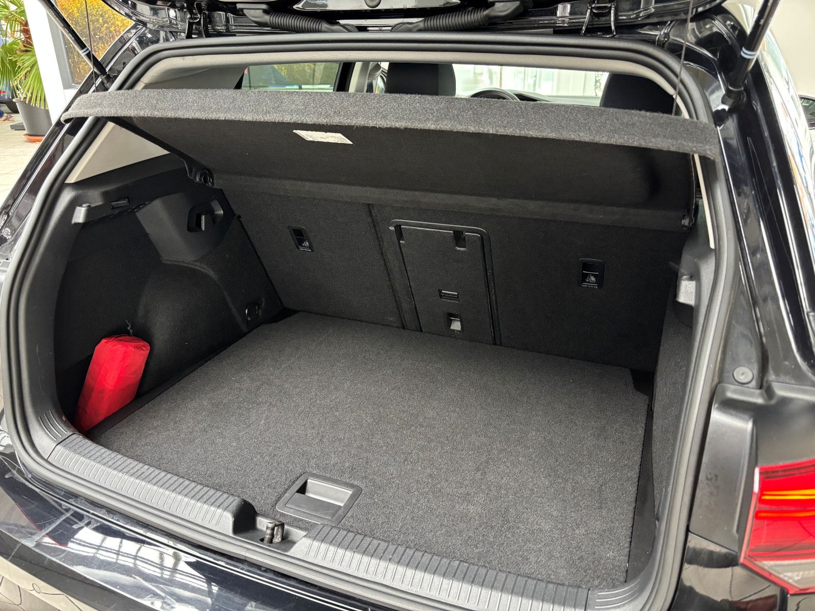 Fahrzeugabbildung Volkswagen Golf VIII Life + LED+NAVI+SHZ+LHZ+GJR