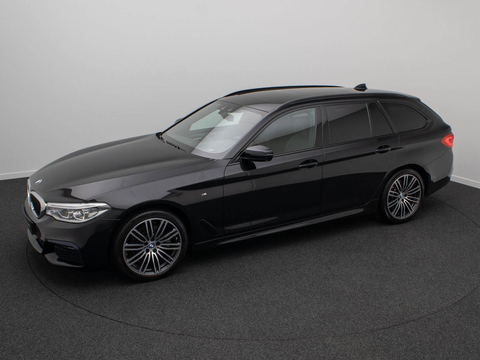 Fahrzeugabbildung BMW 520d xD M Sport Individual 360&deg;HUD HiFi Panorama