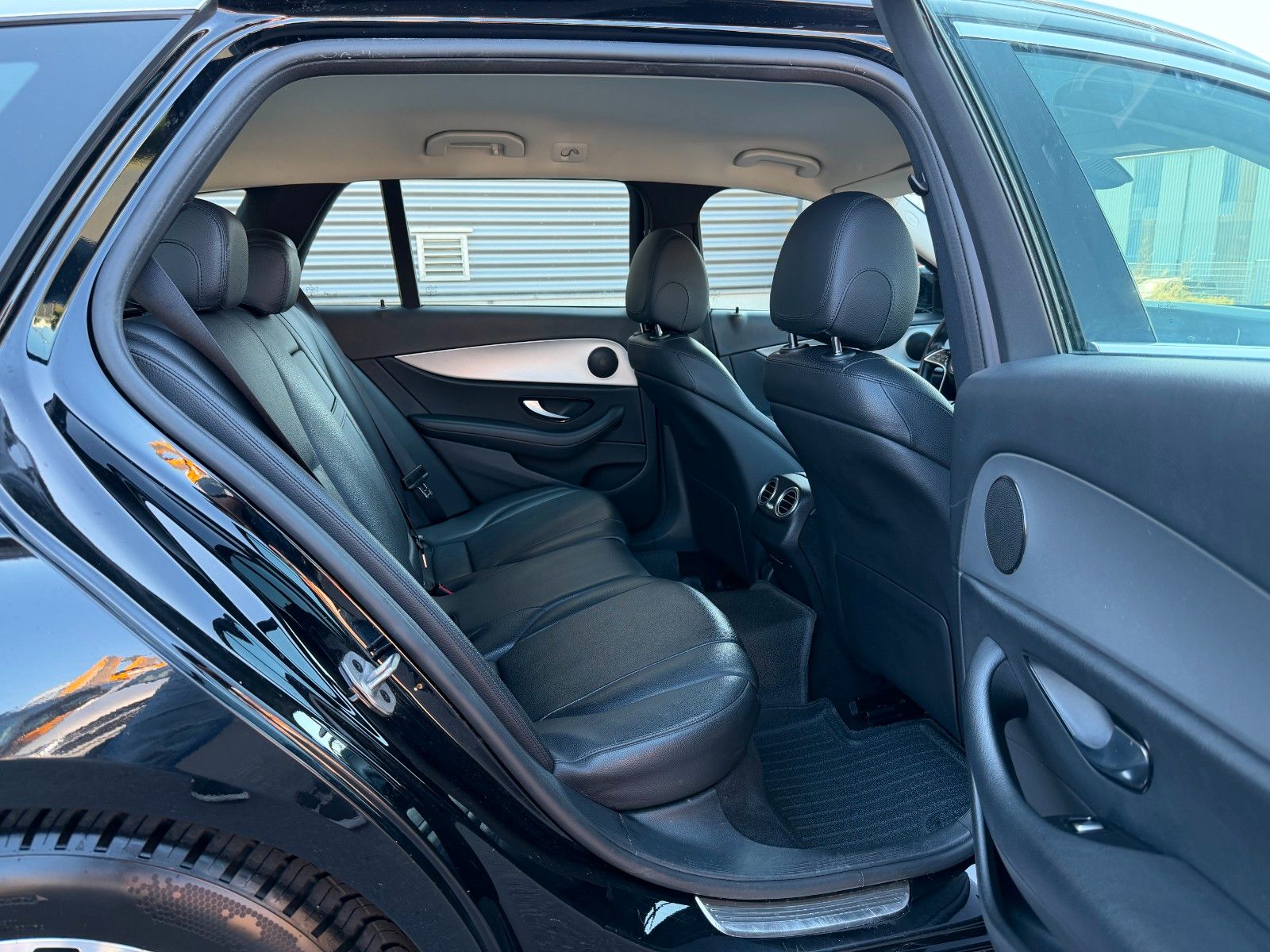 Fahrzeugabbildung Mercedes-Benz E 220d T Avantgarde+RKamera+Leder+Taxi