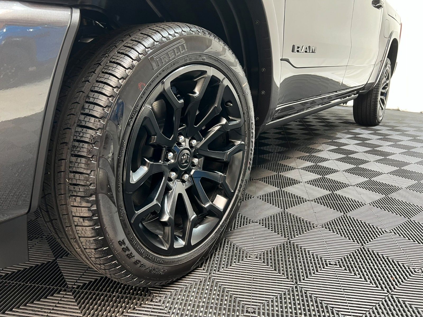 Fahrzeugabbildung Dodge RAM 1500 Limited Night  5,7L V8 HEMI / MFT