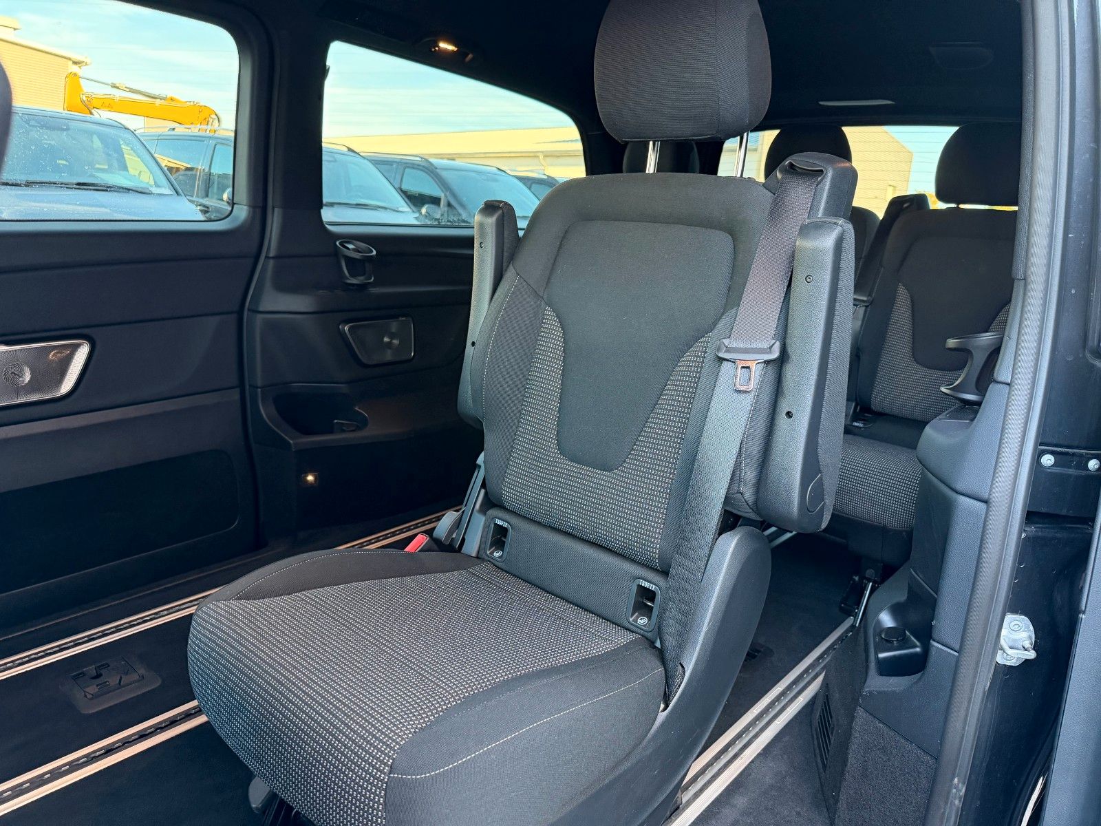 Fahrzeugabbildung Mercedes-Benz V 300 d 4MATIC STYLE AMG DISTRONIC MULTIBEAM