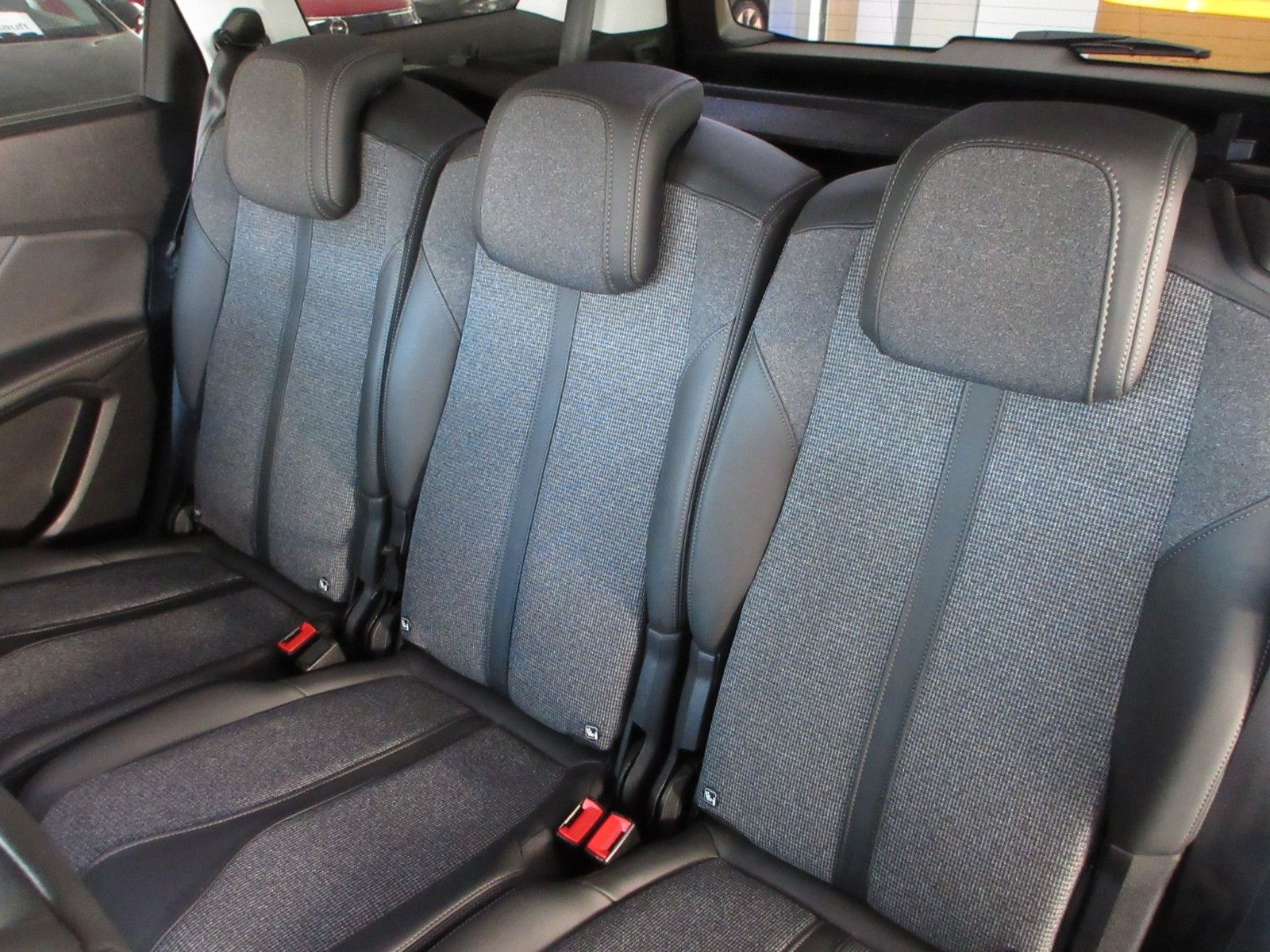 Fahrzeugabbildung Peugeot 5008 Allure 1.5D LED/NAVI/SHZ/AHK/VIRTUAL