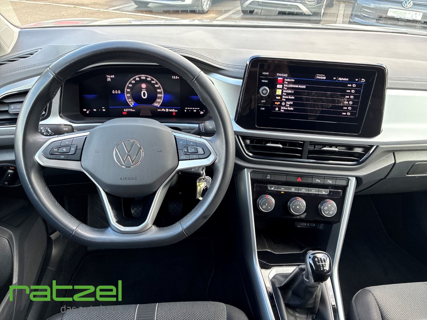 Fahrzeugabbildung Volkswagen T-Roc 1.5 TSI Life Digitales Cockpit LED DAB SHZ