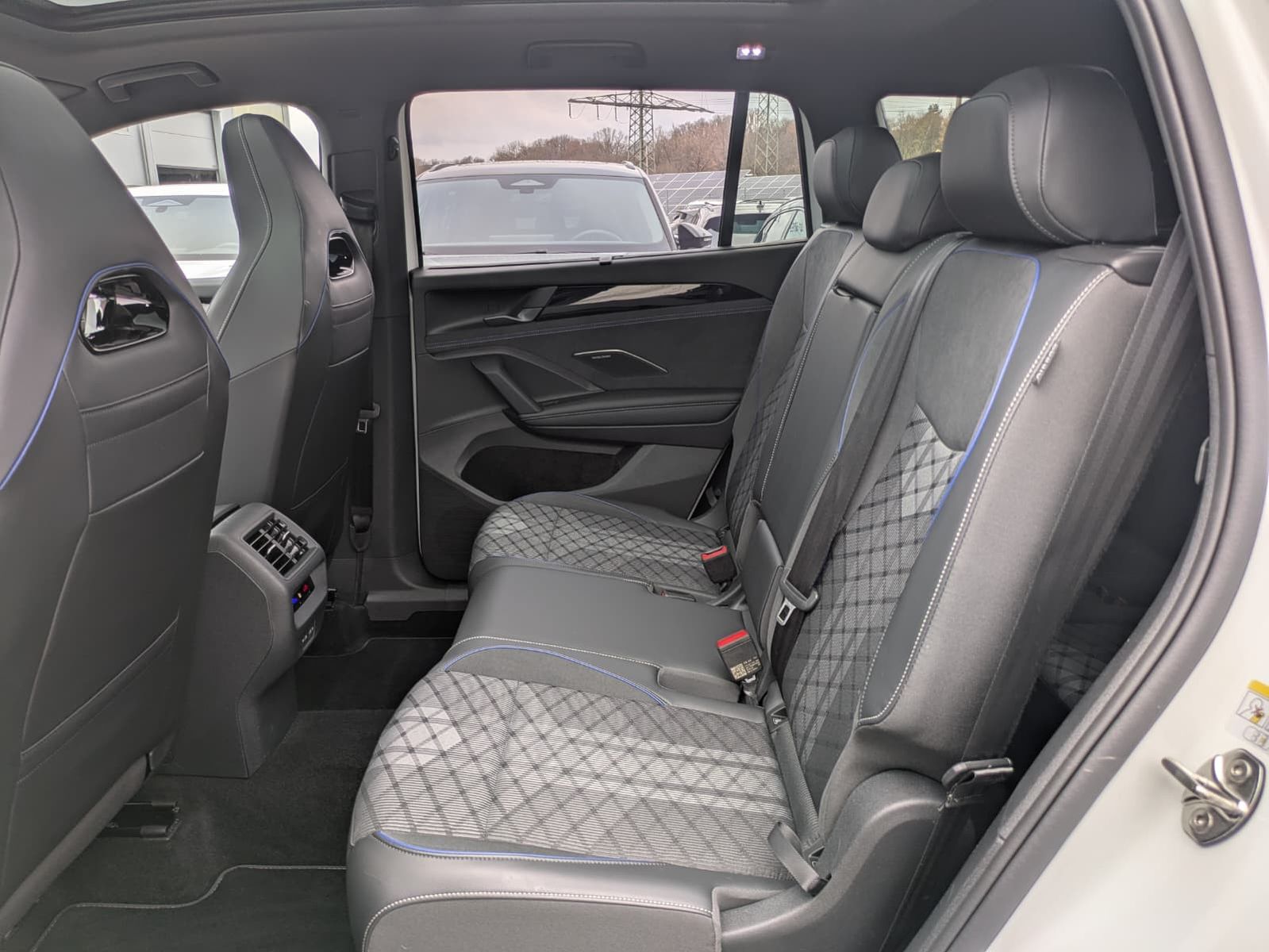 Fahrzeugabbildung Volkswagen Tayron 2.0 TDI 4M R-Line BLACK*7S*AHK*PANO*HUD