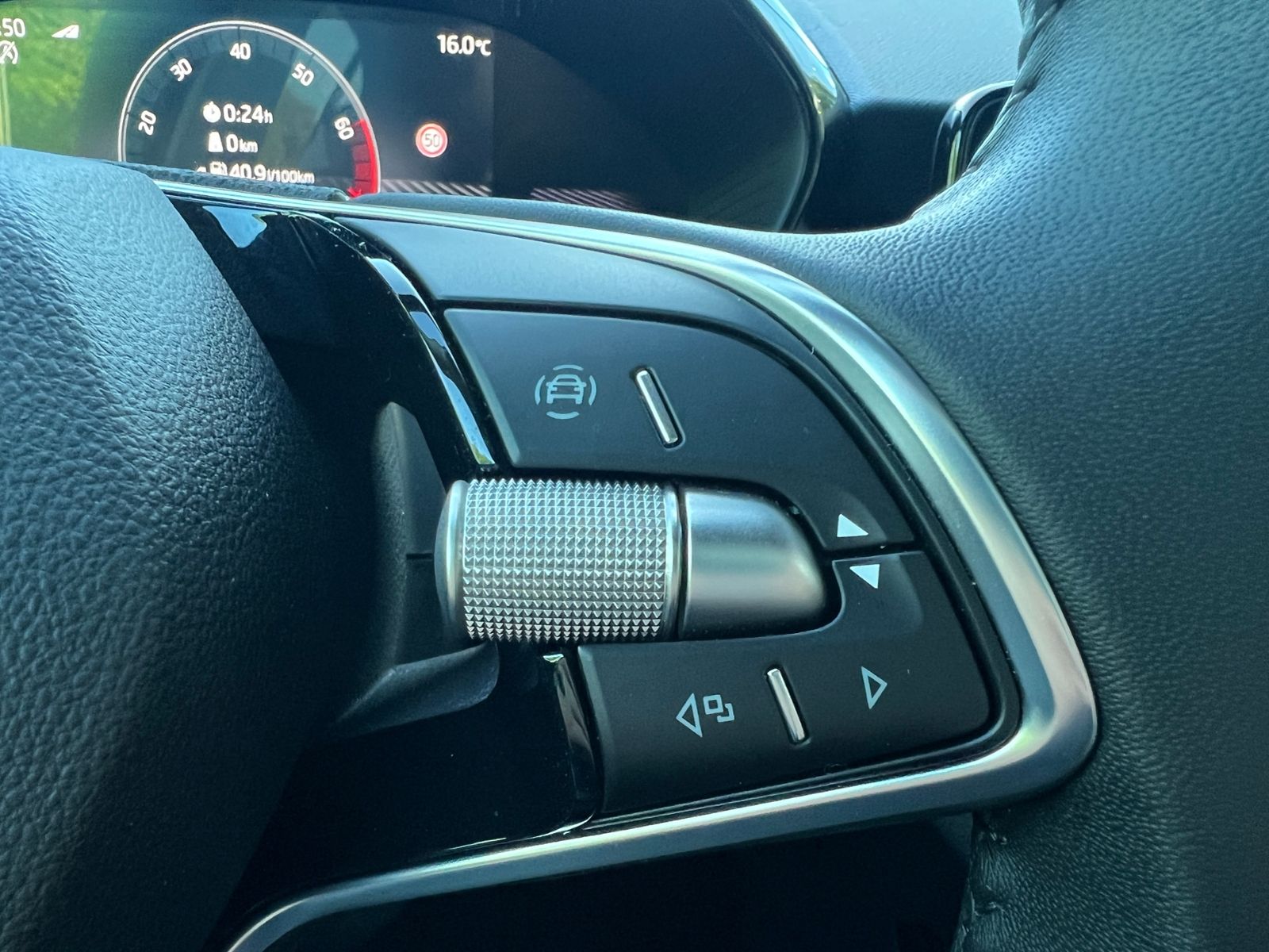 Fahrzeugabbildung SKODA Fabia Selection Tour 1.0 TSI *Vorb. AHK, LED, Ka
