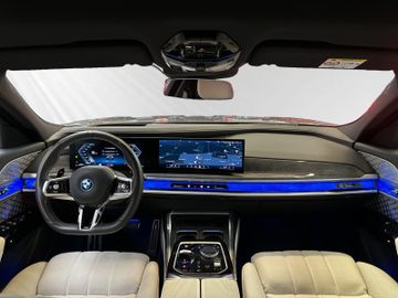 BMW M760 - 11