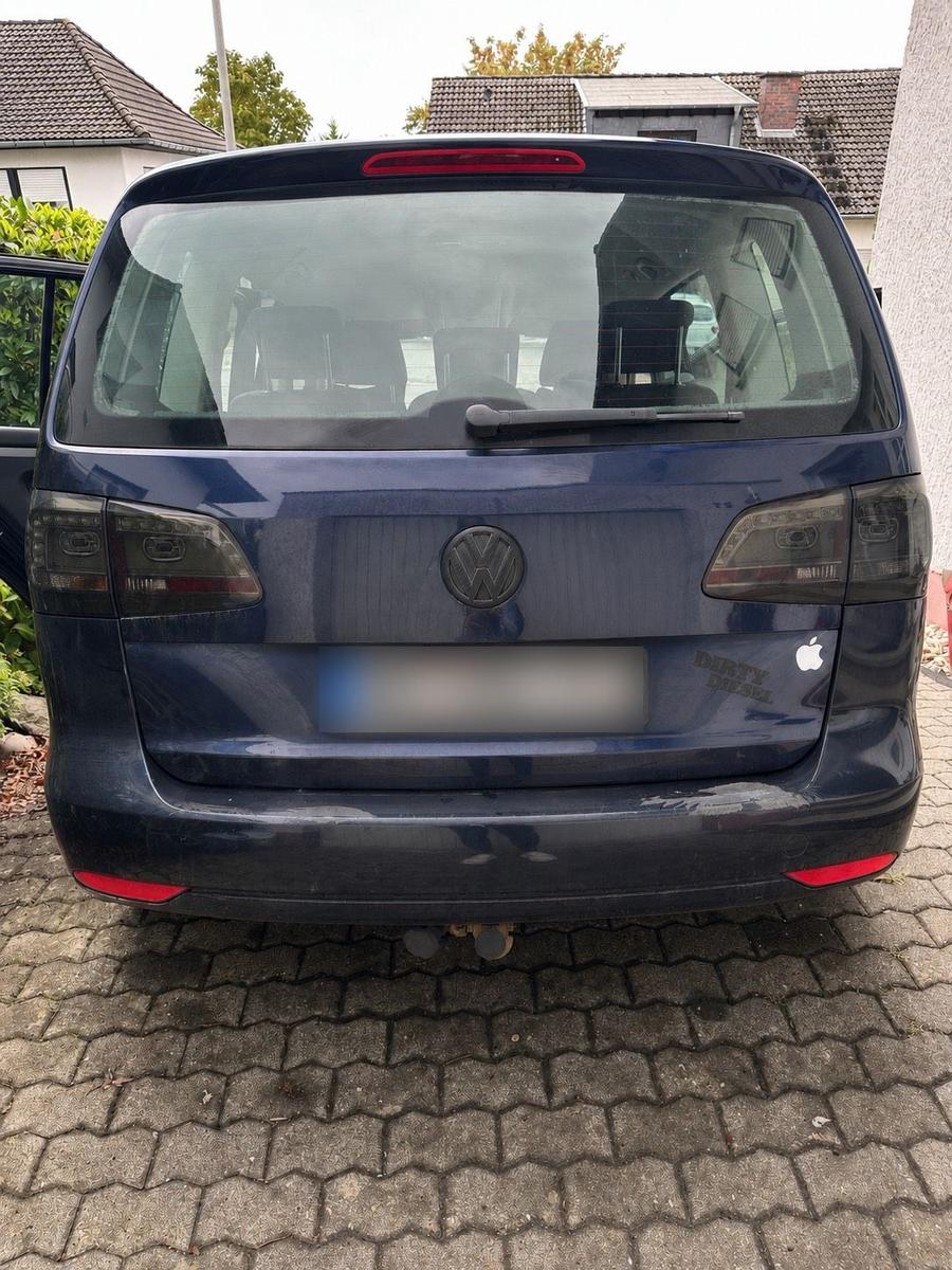 Volkswagen Touran 2012 — rear view