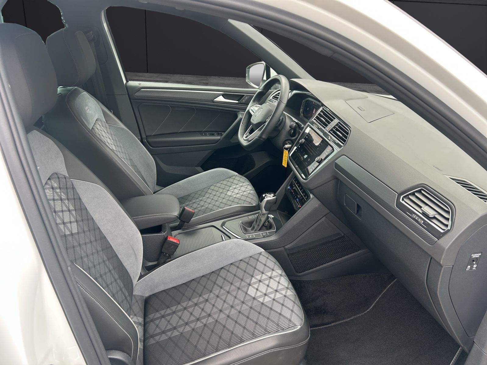 Fahrzeugabbildung Volkswagen Tiguan TSI R-Line DSG Standhzg LED AHK Navi AID