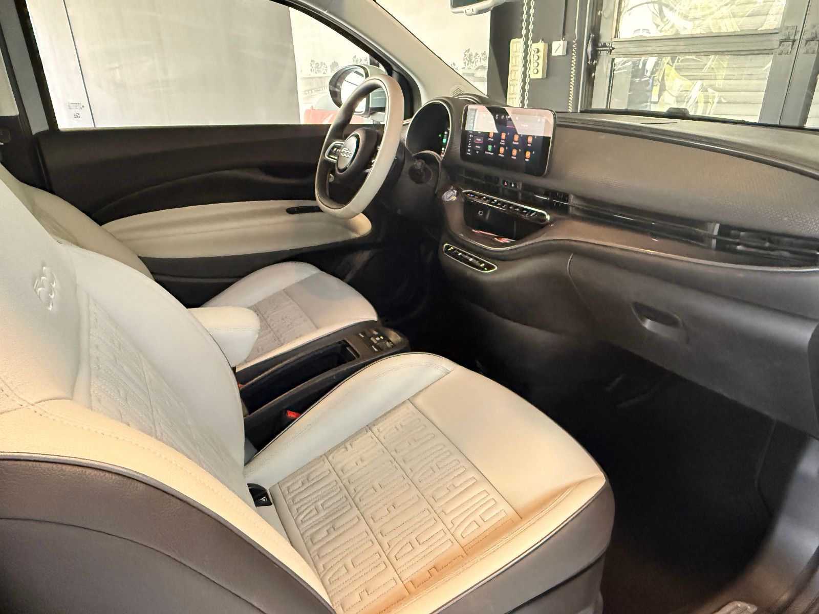 Fahrzeugabbildung Fiat 500e/ 3+1 /LA PRIMA/APPLE/NAVI/KAMERA/LED/LEDER