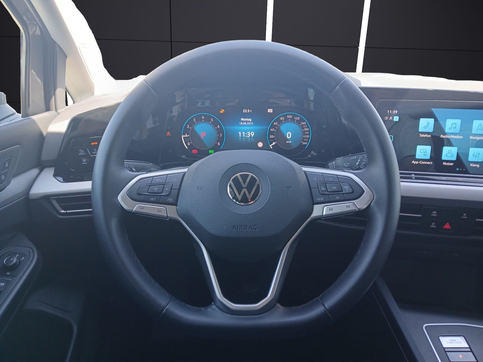 Fahrzeugabbildung Volkswagen Golf VIII eTSI Life DSG LED Navi AID ACC PDC SH