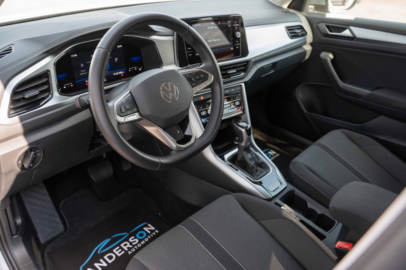 Fahrzeugabbildung Volkswagen T-ROC LIFE 1.5 TSI LED VIRTC LANE KAM DAB+ AHK