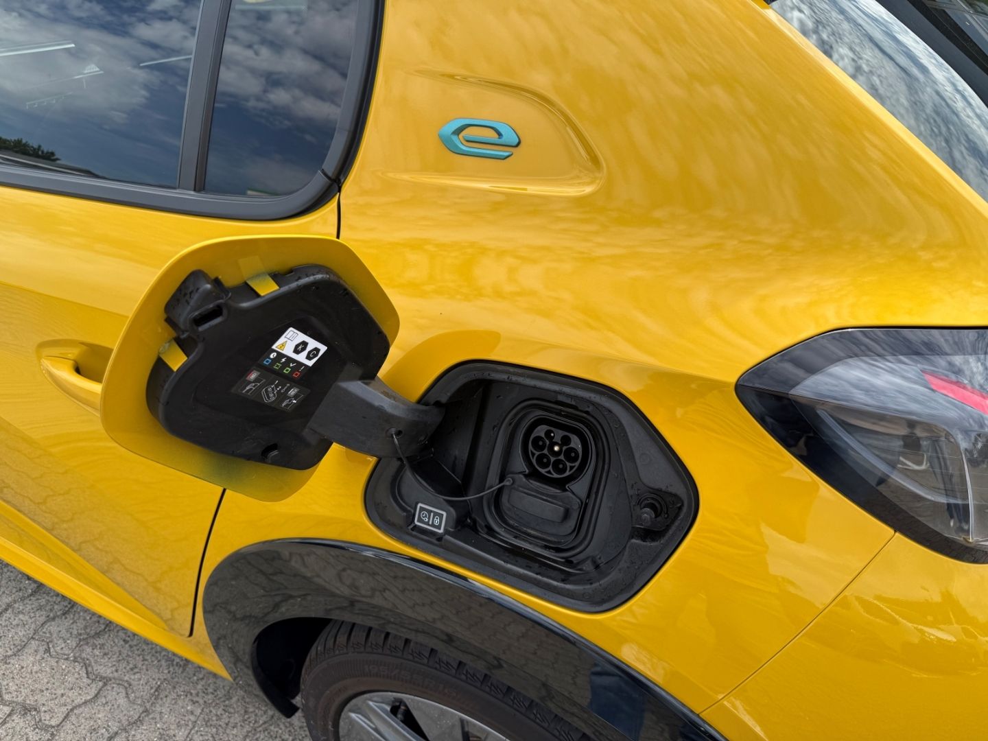 Fahrzeugabbildung Peugeot 208 -e Allure Pack SHZ+Kamera+11KW Schnelllader