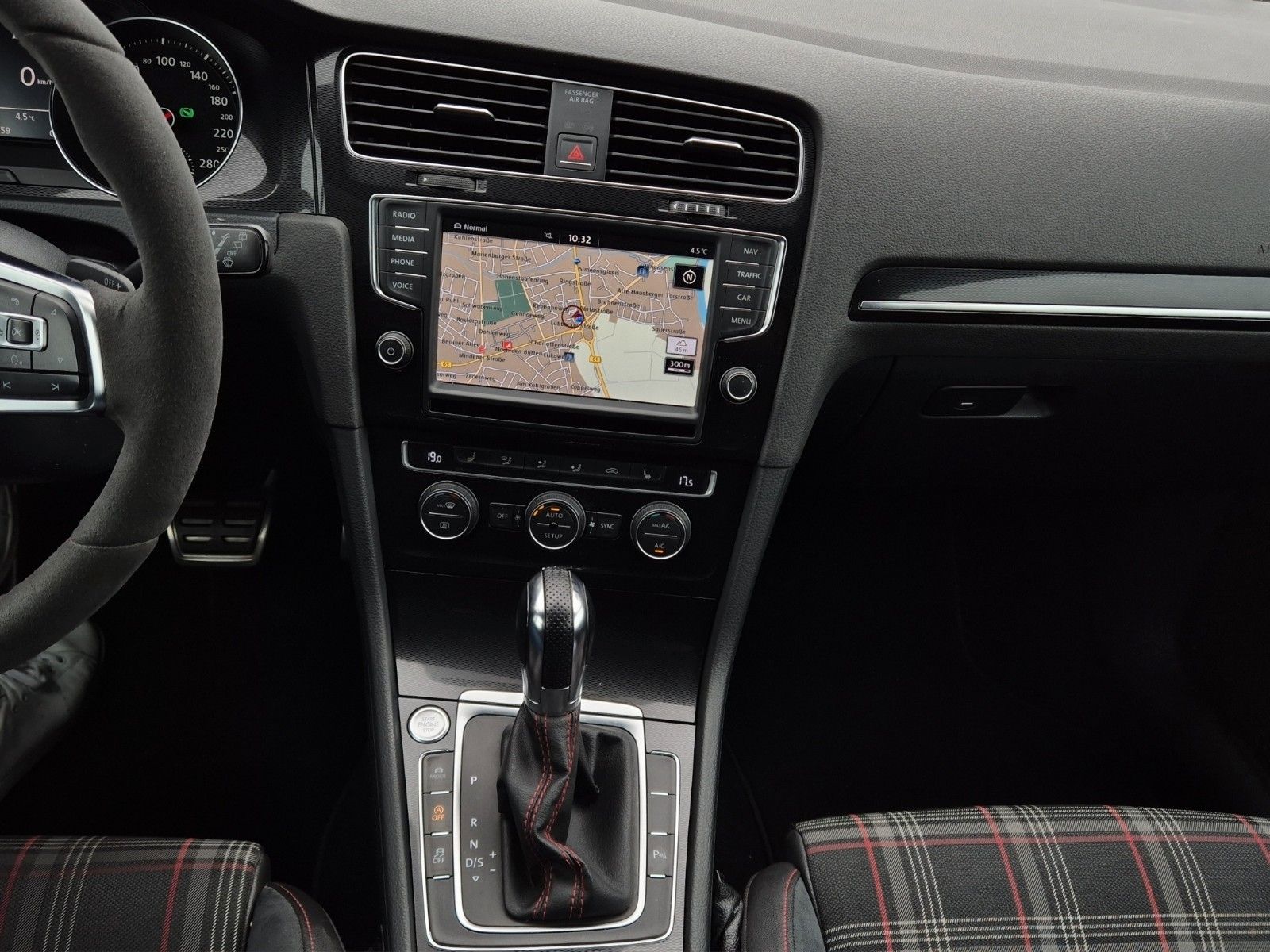Fahrzeugabbildung Volkswagen GOLF VII GTI PERFORM DSG KAM NAVI XENON DYNAUDIO