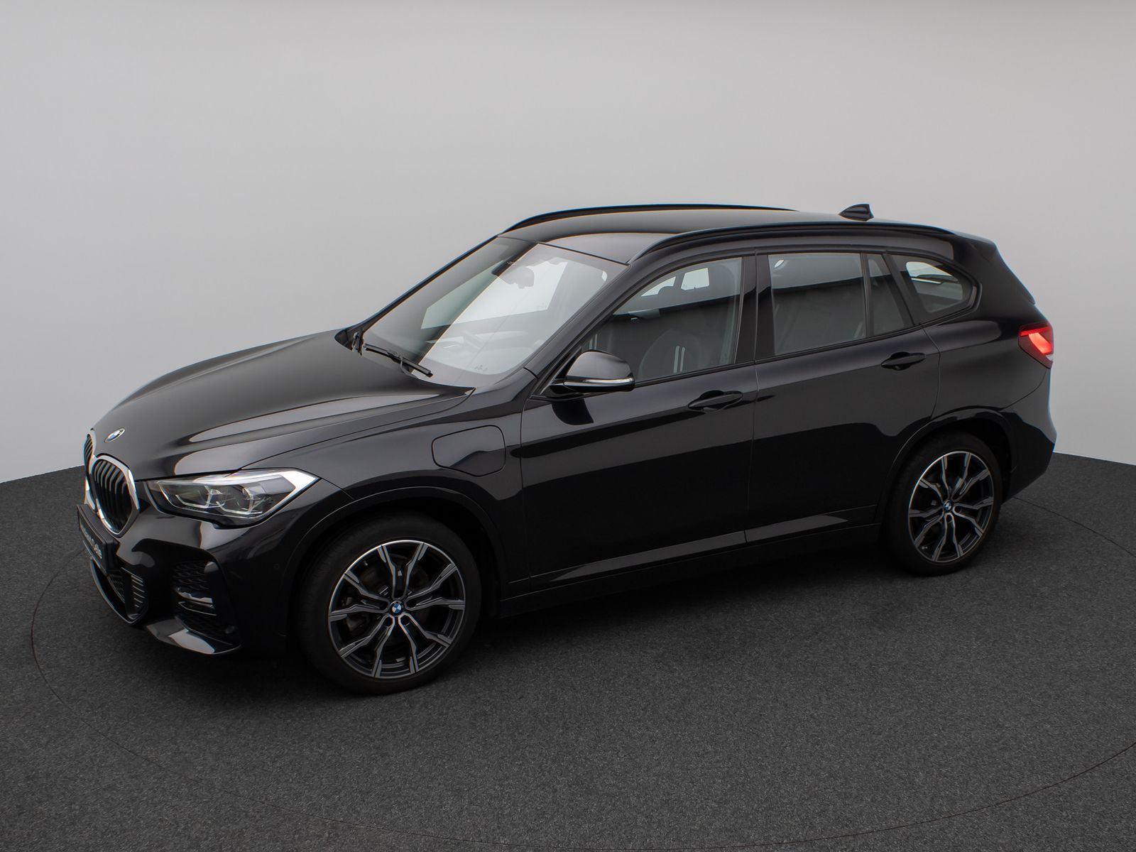 Fahrzeugabbildung BMW X1 xD25e M Sport Kamera HUD DAB HiFi Alarm 19Zol