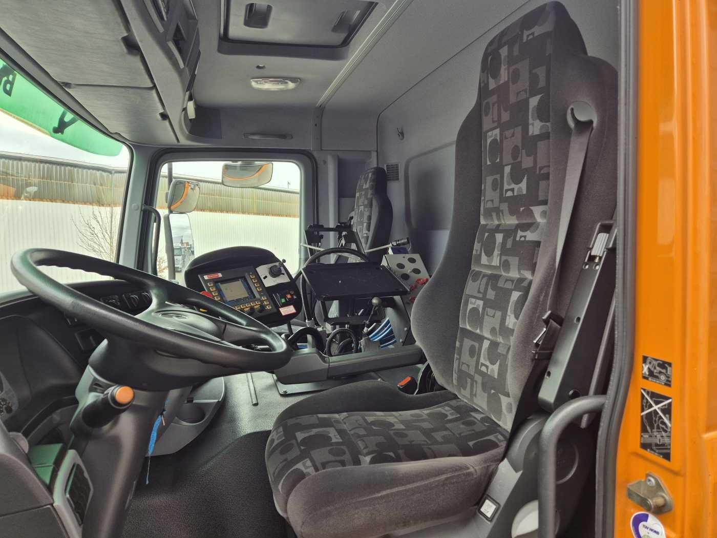 Fahrzeugabbildung Mercedes-Benz Actros 2032 A 4x4 Bucher STKF 9500 Airport 30x