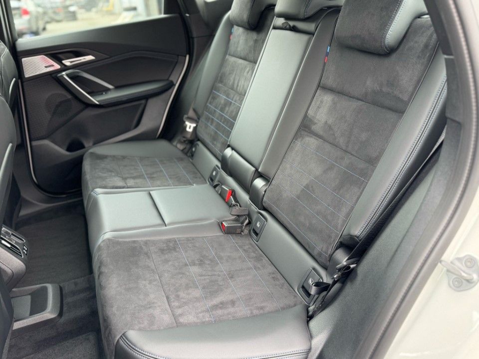 Fahrzeugabbildung BMW iX1 eDrive20 M Sport Premium Winterkomplettr