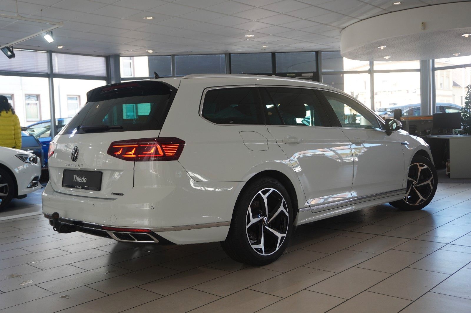 Fahrzeugabbildung Volkswagen Passat Vari. 2.0D R-LINE 4M NAVI/LED/KAMERA/AHK